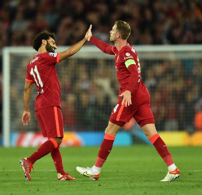  反败为胜引发热议！，Ning在曼联比赛中战术调整赢得满堂喝彩