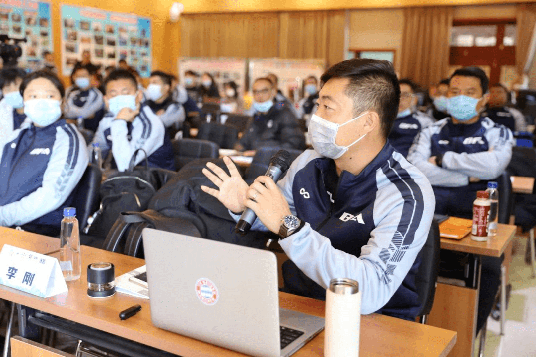 里程碑夜武汉三镇队长鼓劲，欧超杯今晚刷纪录，赛场秩序良好，轮换策略成焦点(武汉三镇队50大胜河北队稳居中超积分榜首)